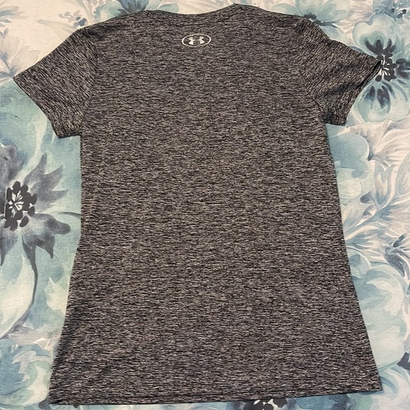 Women’s Under Armour shirt size small - Picture 7 of 9